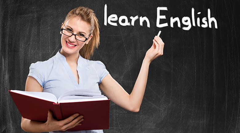 בחורה מול לוח שרשום LEARN ENGLISH