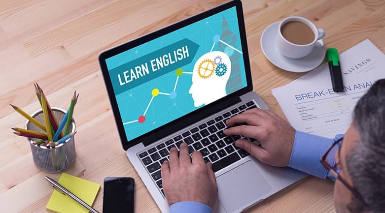 תלמיד מול מחשב שרשום בו LEARN ENGLISH